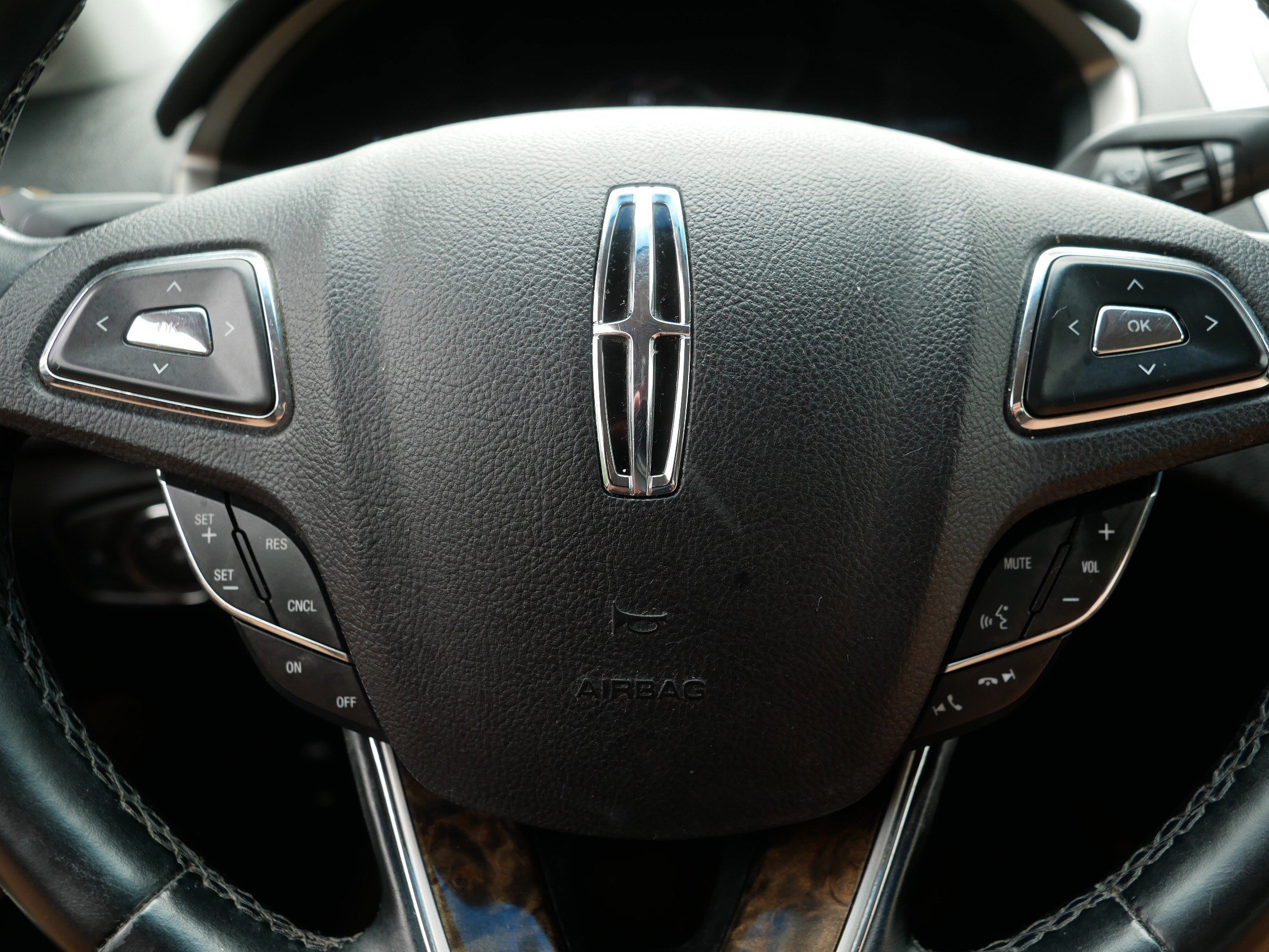 Used 2015 White Platinum Metallic Tri-Coat Lincoln Hybrid image 25
