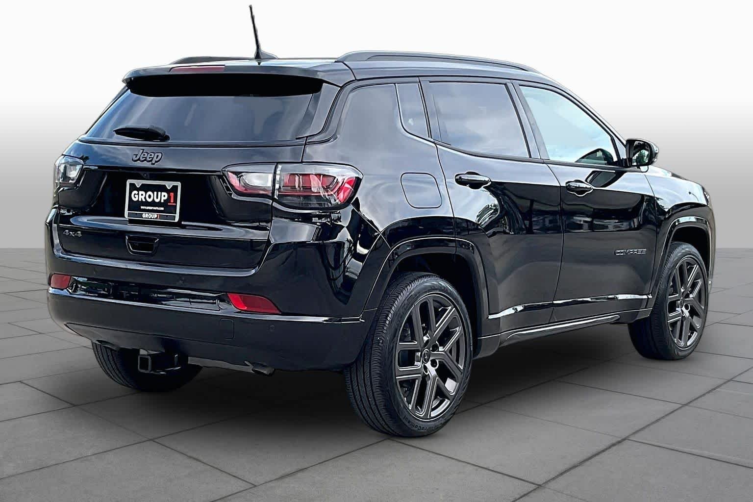 Used 2025 Diamond Black Crystal Pearlcoat Jeep Limited image 13