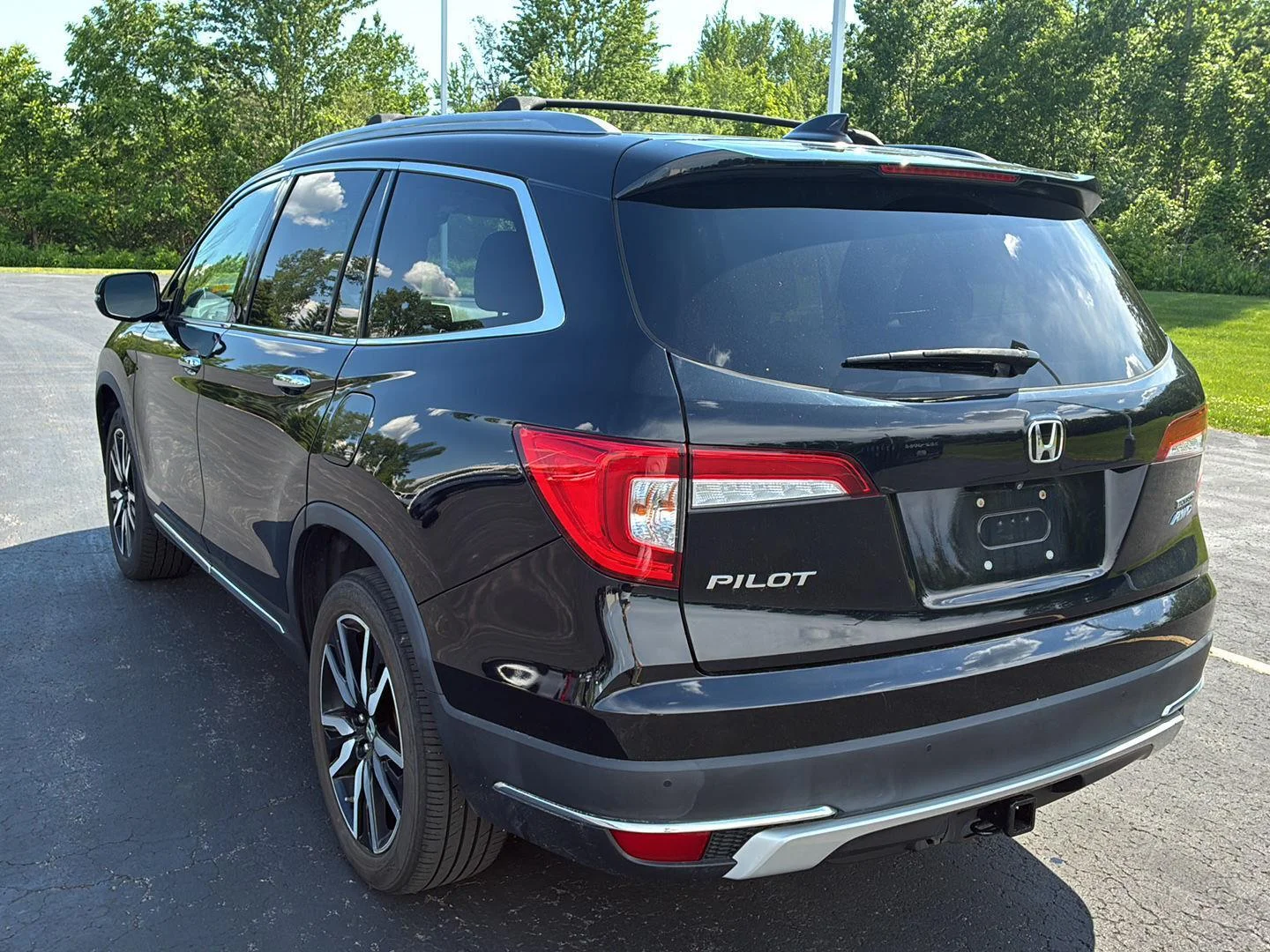 Used 2020 Crystal Black Pearl Honda Touring w/Rear Captain