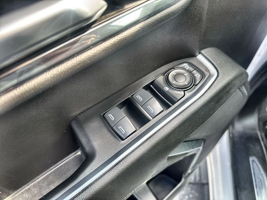Used 2024 White GMC Elevation image 13
