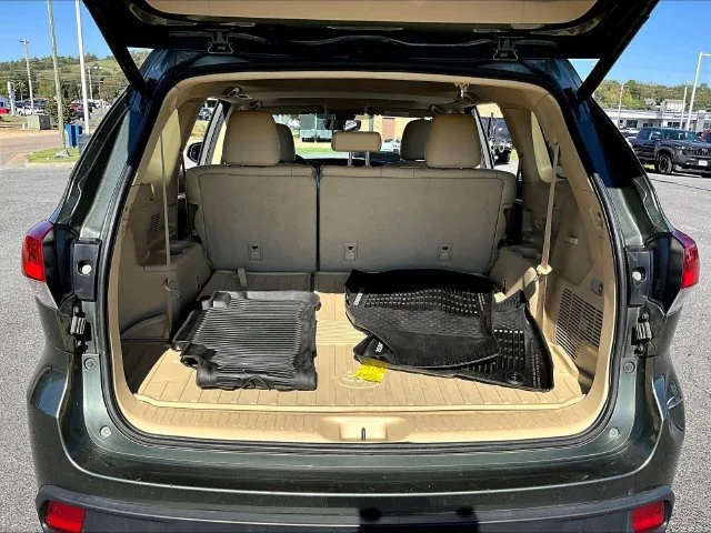 Used 2018 Green Toyota XLE image 26