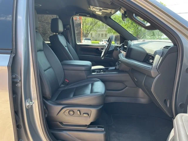 Used 2025 Gray Chevrolet Z71 image 21