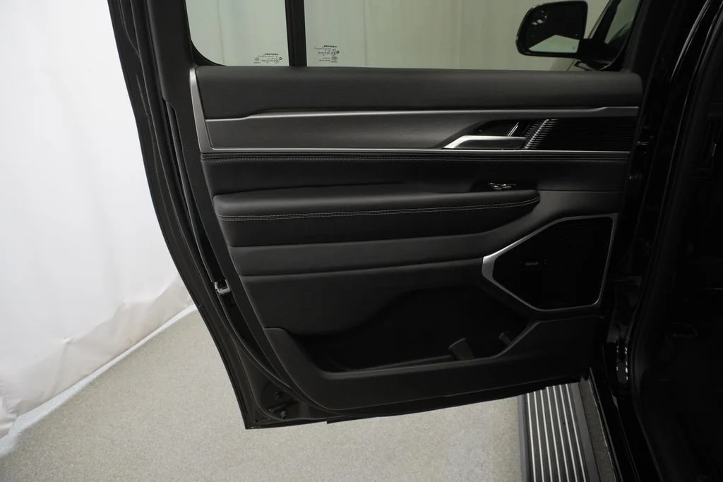 New 2026 High Gloss Black Exterior Paint Jeep Limited Altitude image 30