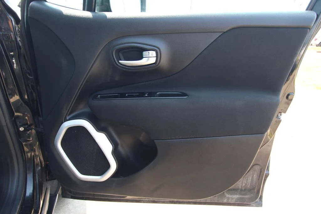 Used 2021 Black Jeep Latitude image 40
