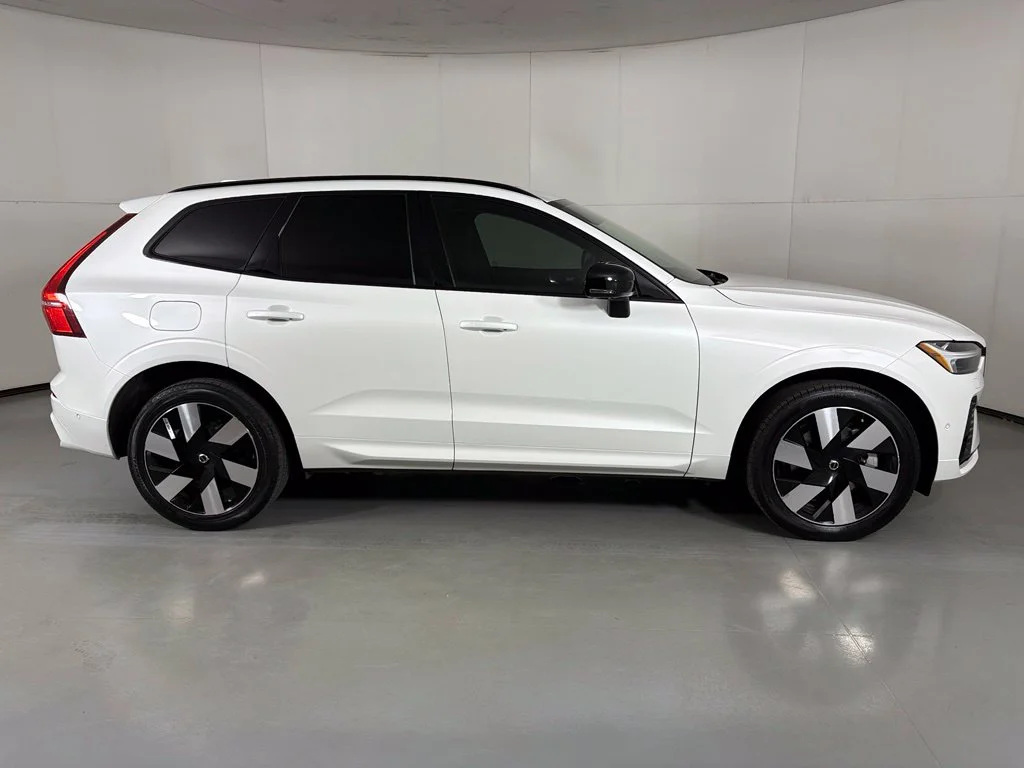 Used 2024 White Volvo T8 Plus Dark Theme image 9