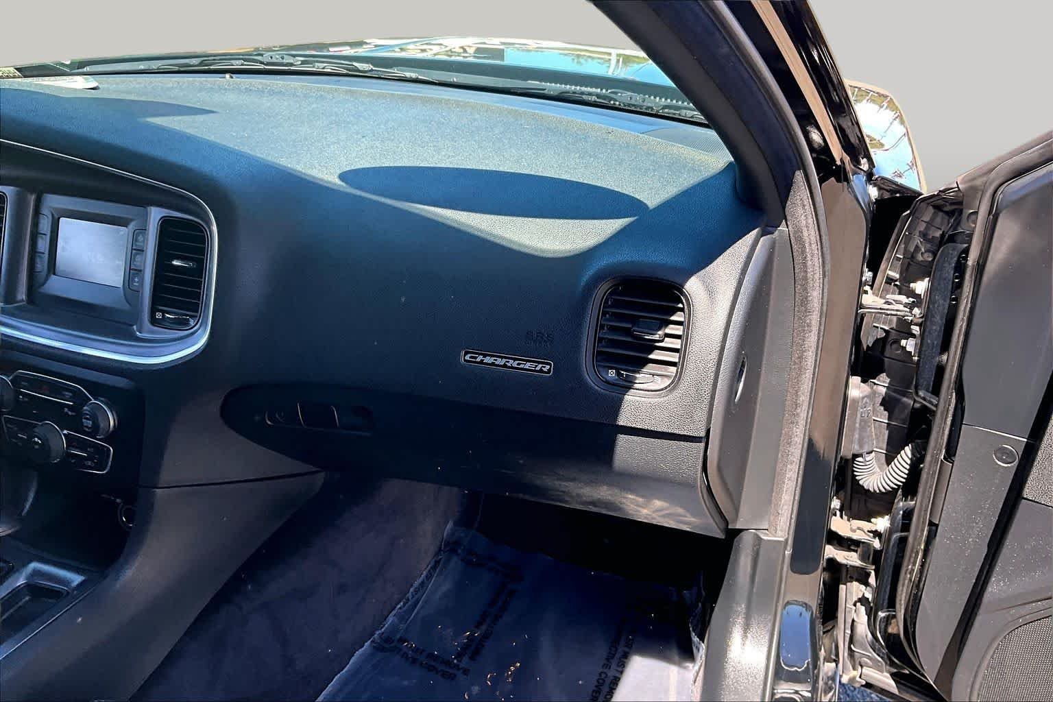 Used 2017 Pitch Black Clearcoat Dodge SE image 18