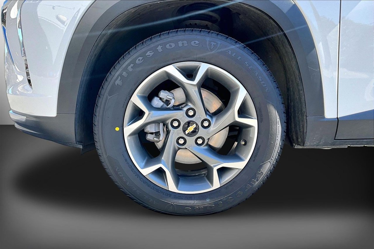Used 2025 White Chevrolet LT image 31