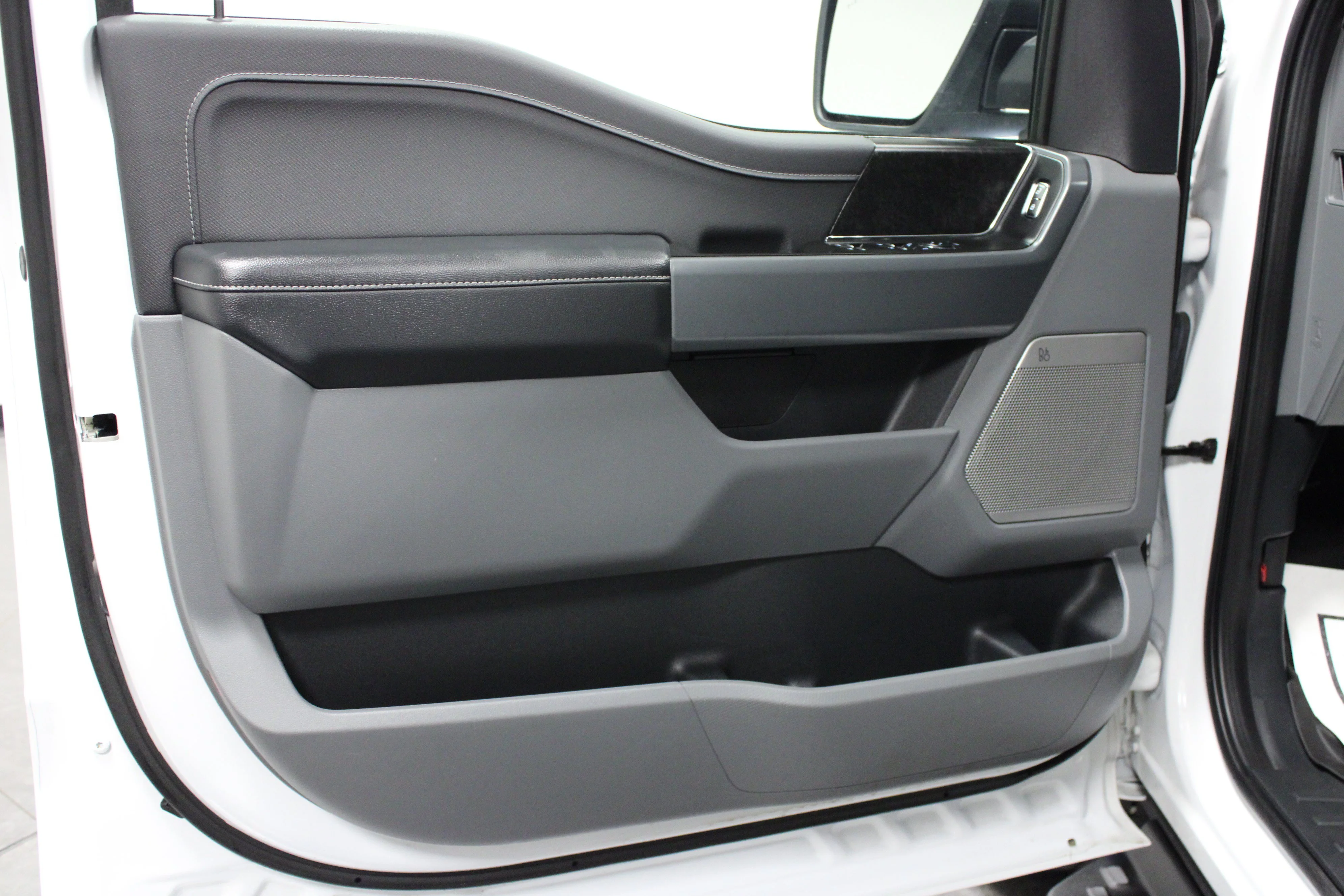 Used 2024 Oxford White Ford Flash image 11