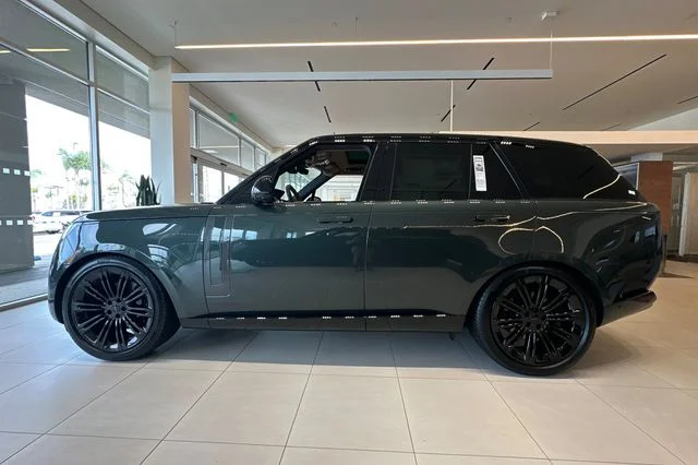 New 2026 Belgravia Green Land Rover SE image 2