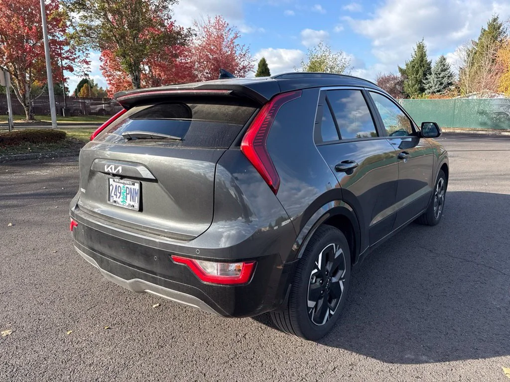Used 2023 Graphite Gray Kia Wind image 7