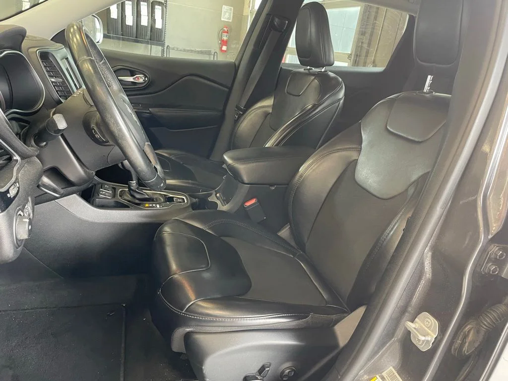 Used 2019 Gray Jeep Latitude Plus image 10