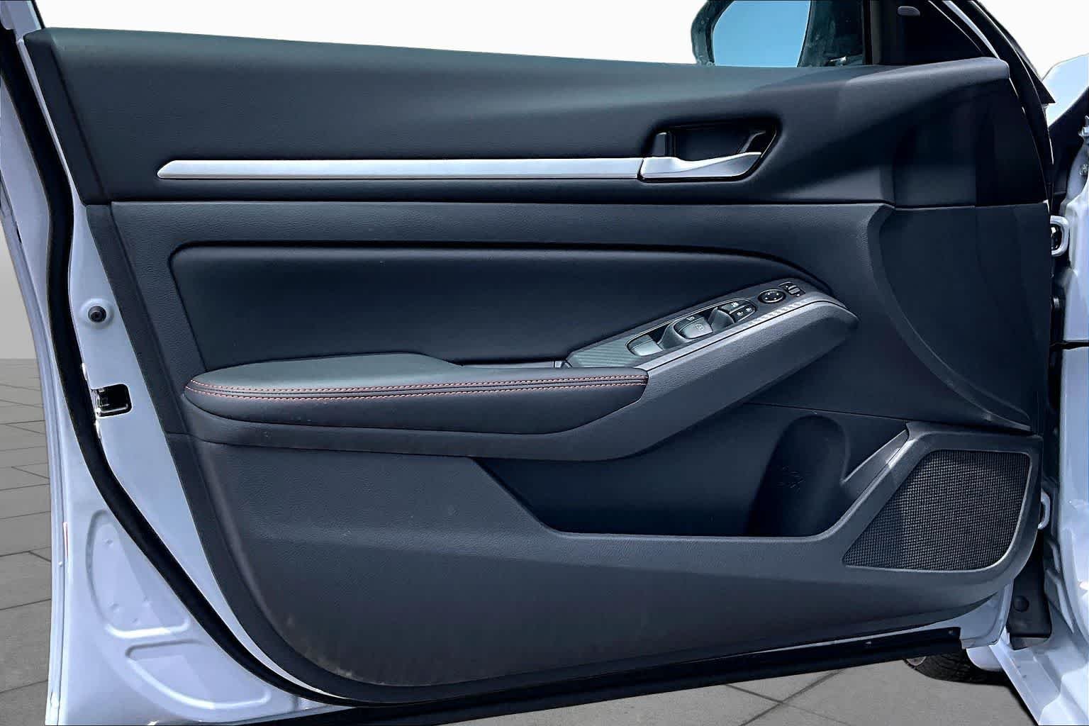 New 2026 Gray Sky Pearl / Super Black Two-tone Nissan SR image 15