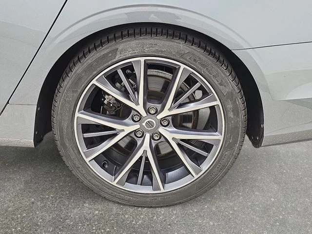 Used 2018 Gray Volvo T5 Momentum image 30
