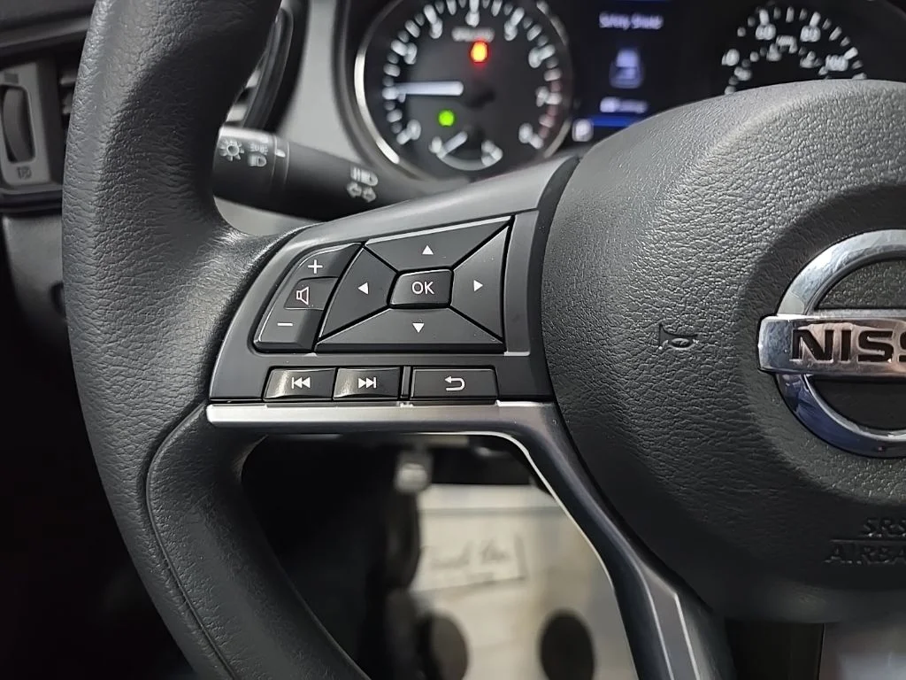 Used 2018 Gray Nissan S image 19
