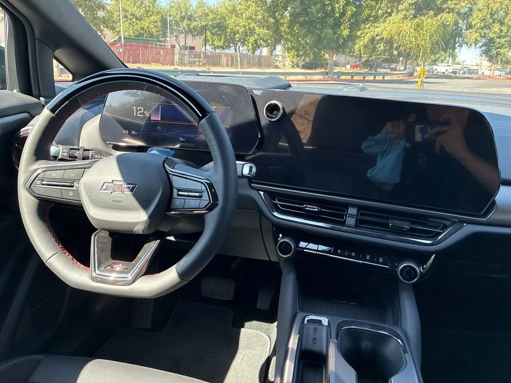 2025 Chevrolet Equinox EV RS - Photo 31