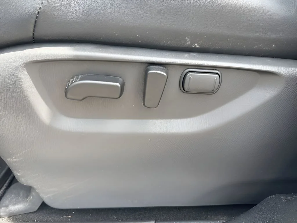 Used 2023 Maroon Nissan Platinum image 11