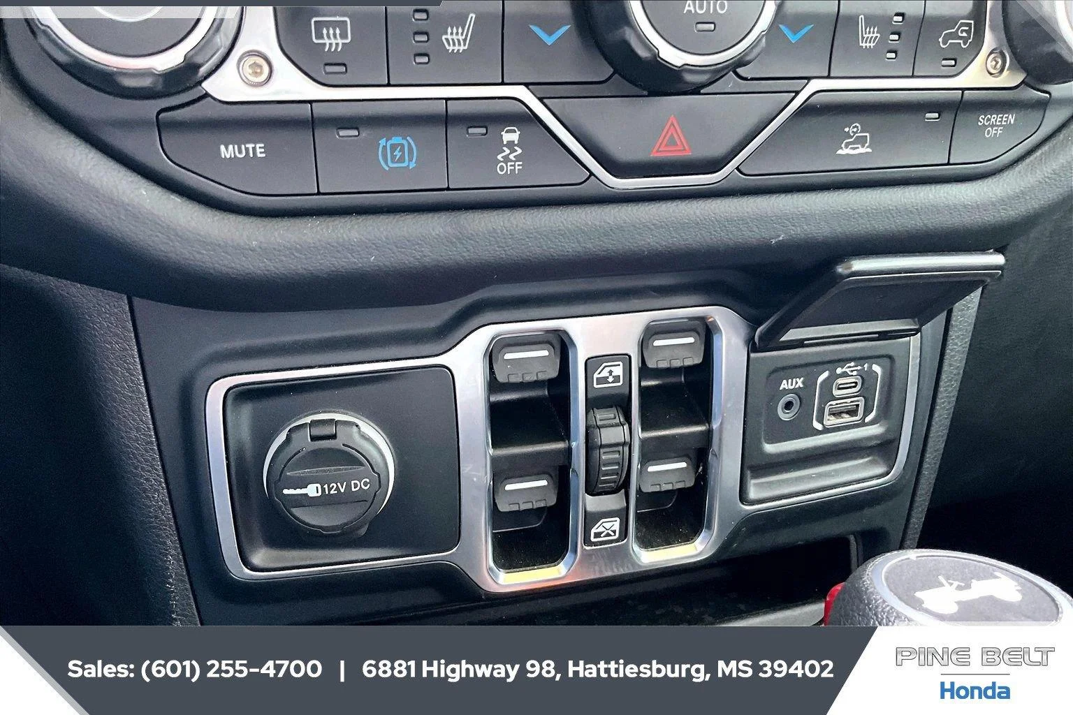 Used 2024 High Velocity Clearcoat Jeep Sahara image 24