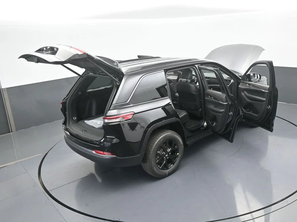 New 2026 Diamond Black Crystal Pearl-Coat Exterior Paint Jeep Altitude image 52