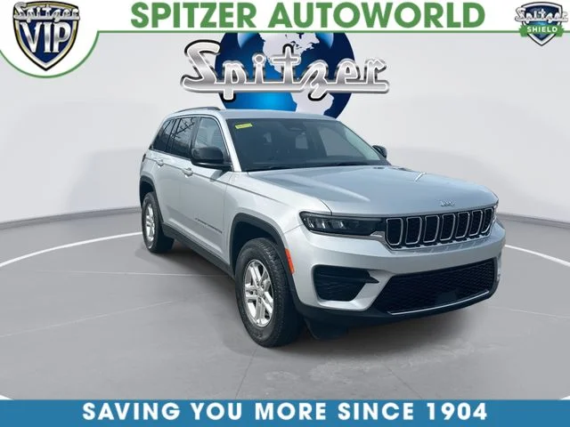 Used 2023 Silver Jeep Laredo image 2