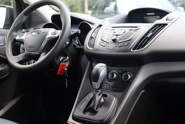 Used 2015  Ford S image 32