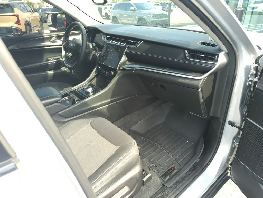 Used 2022 Silver Jeep Laredo image 37