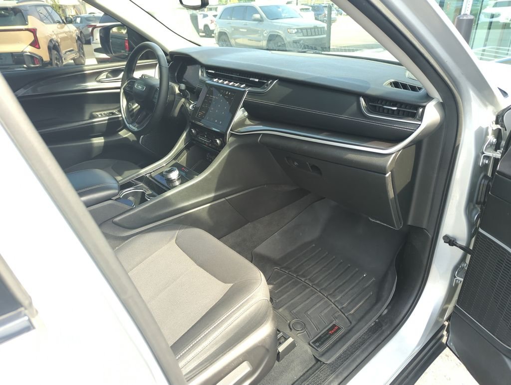 Used 2022 Silver Jeep Laredo image 37
