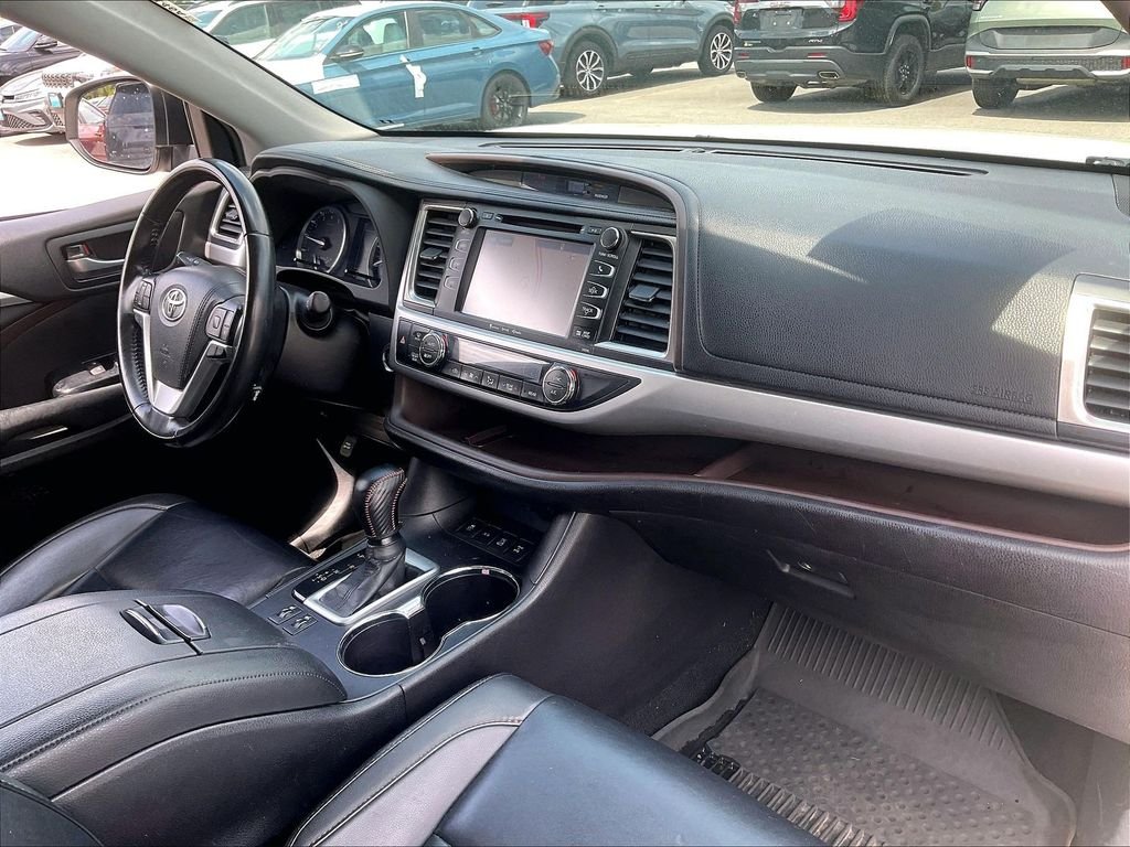 Used 2019 Blizzard Pearl Toyota XLE image 13