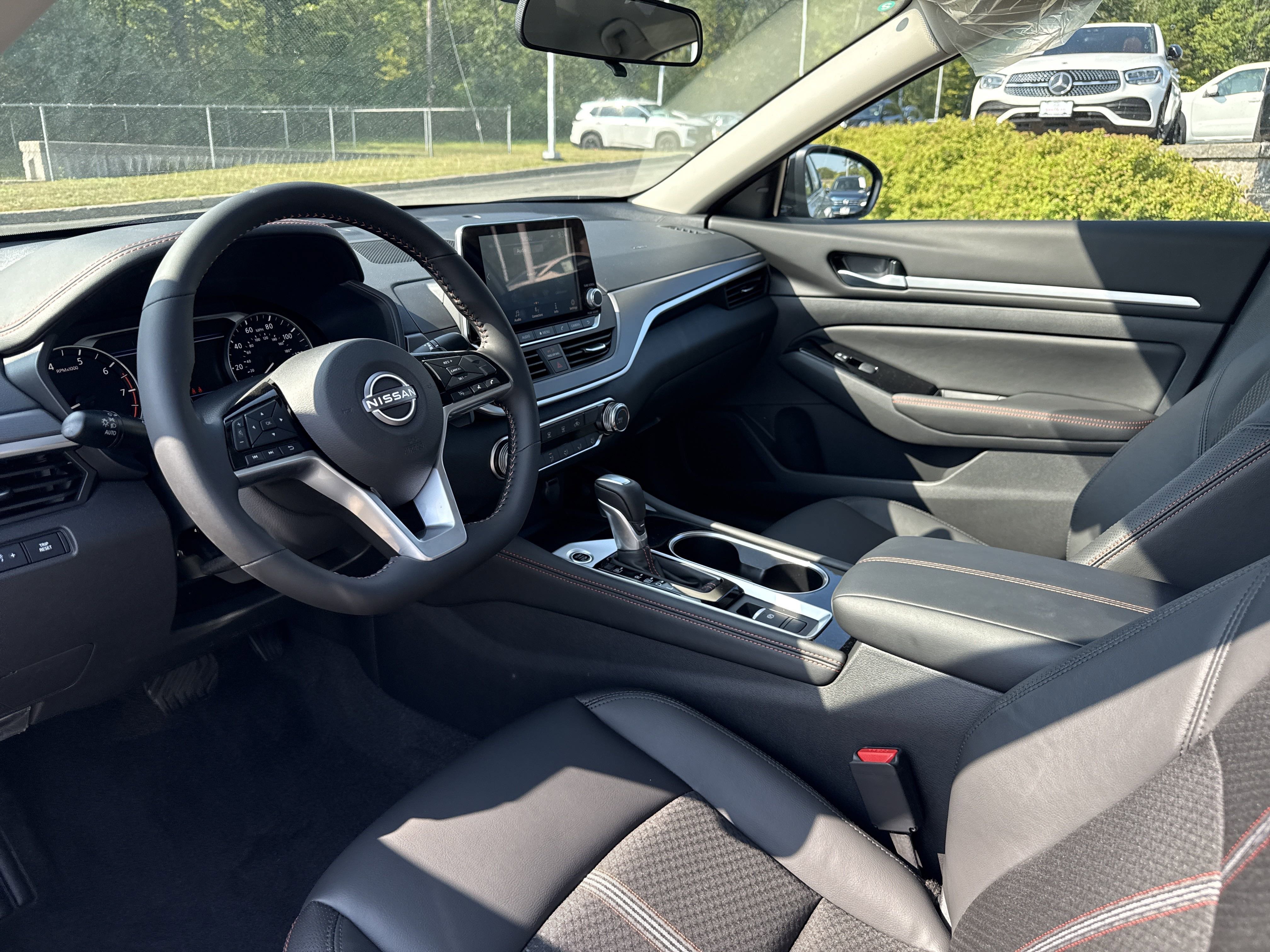 2025 Nissan Altima SR - Photo 9