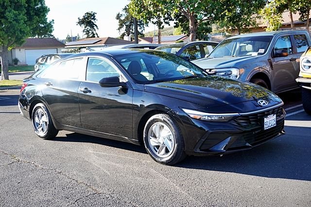 Used 2024 Black Hyundai SE image 5