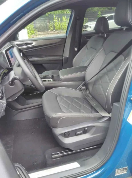 Used 2026  Volkswagen SE w/Technology image 7