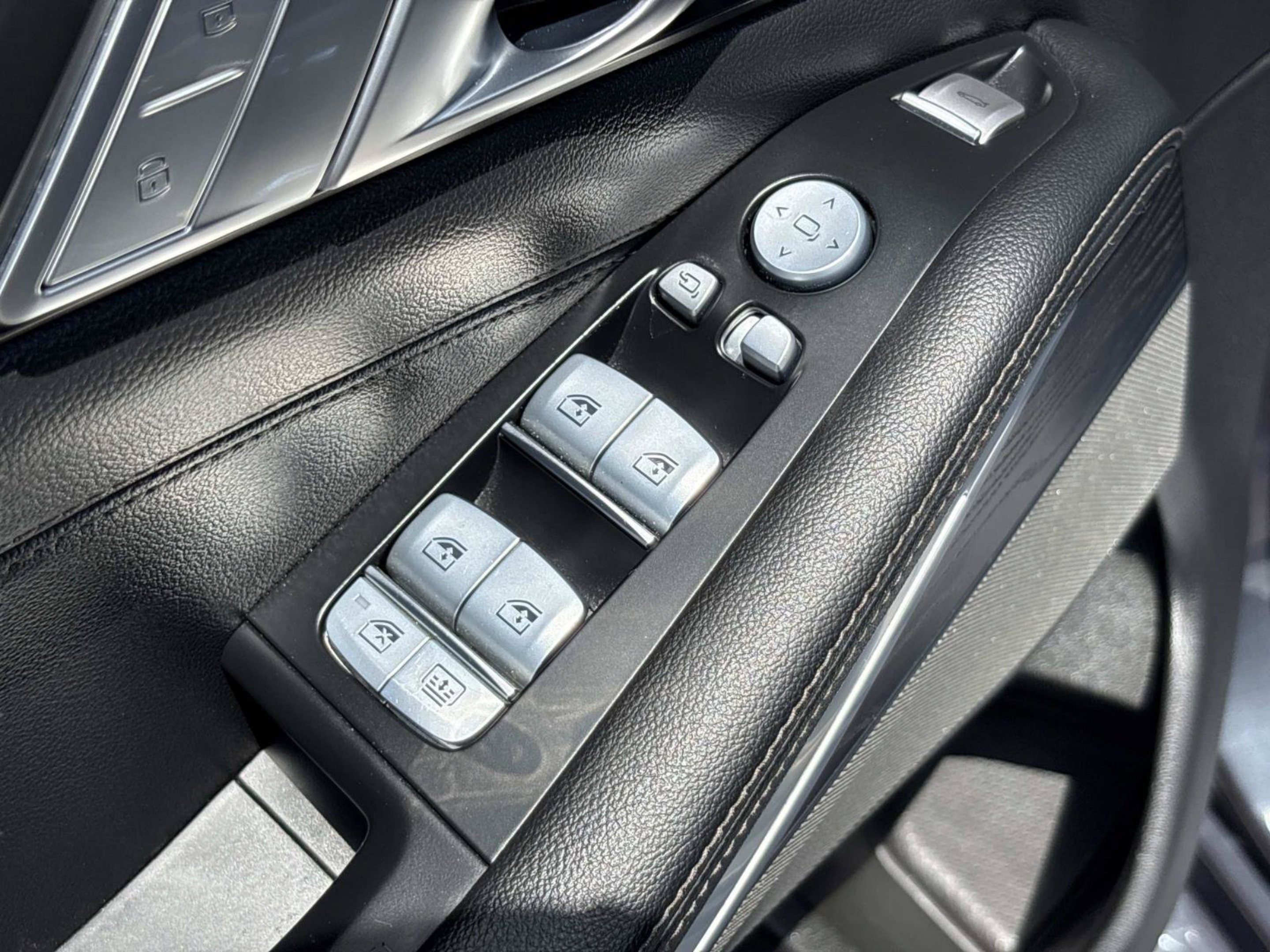 Used 2022 Arctic Grey Metallic BMW M50i image 25
