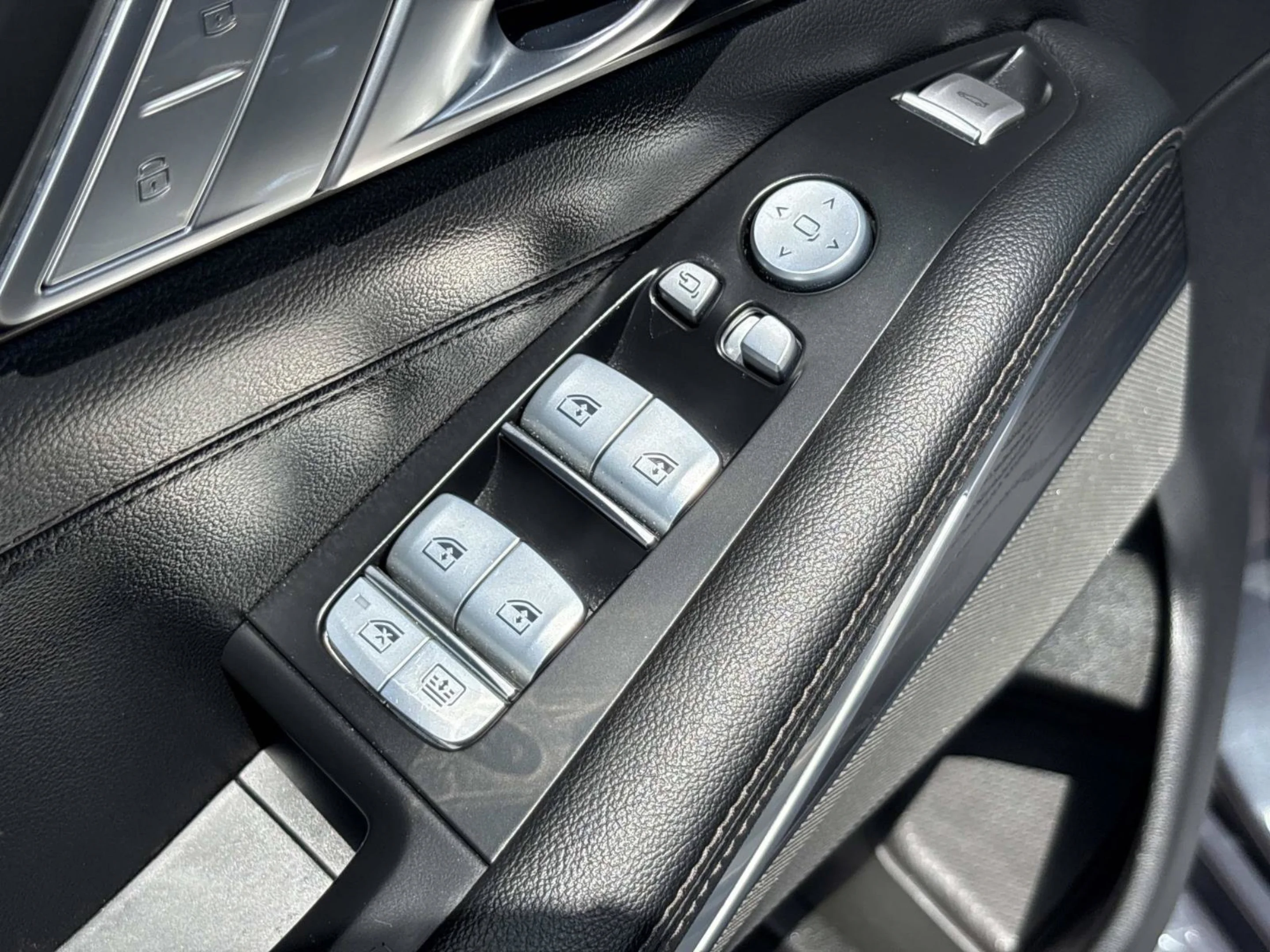 Used 2022 Arctic Grey Metallic BMW M50i image 25
