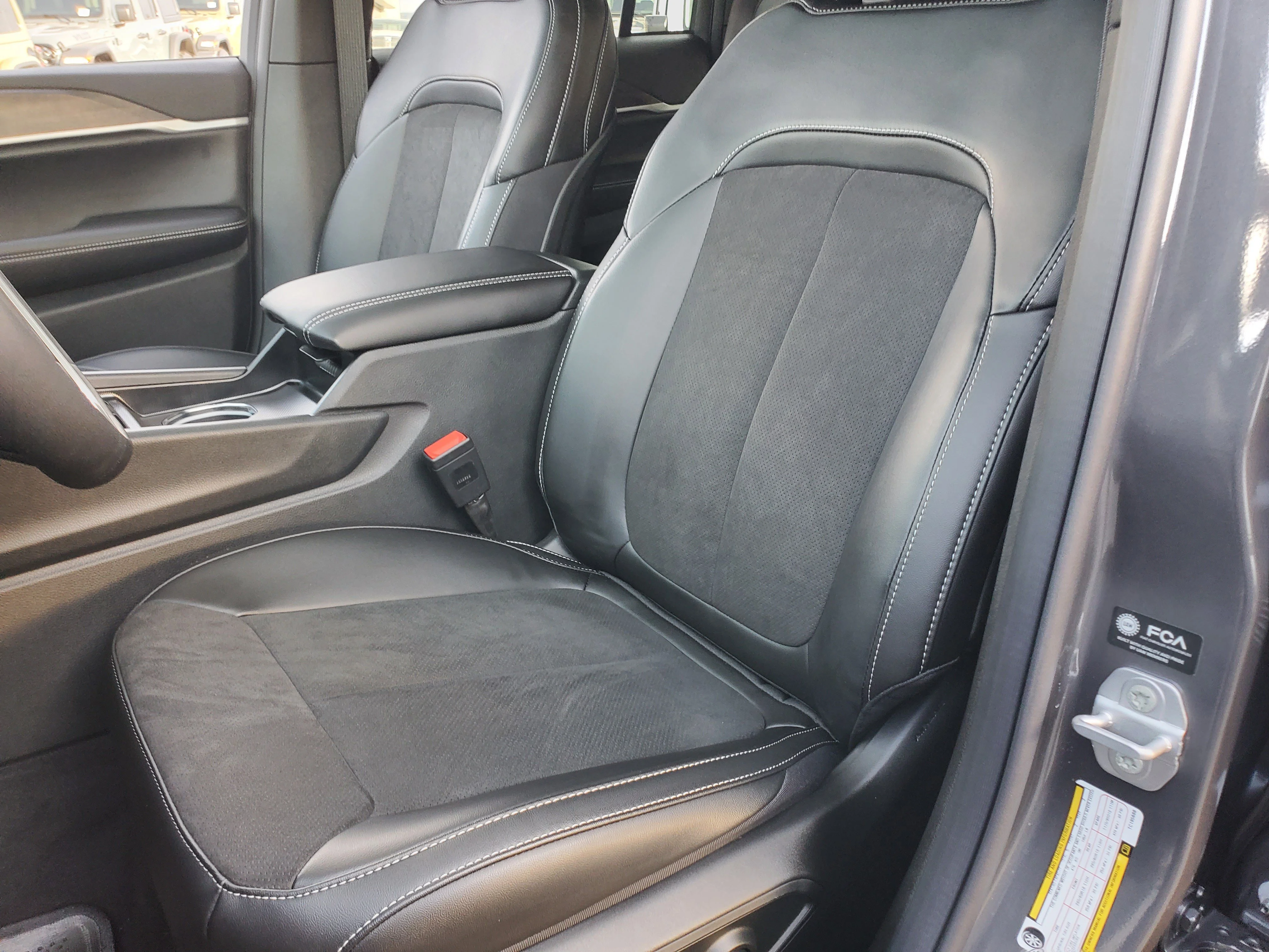 New 2026 Baltic Gray Metallic Clear-Coat Exterior Paint Jeep Altitude image 13