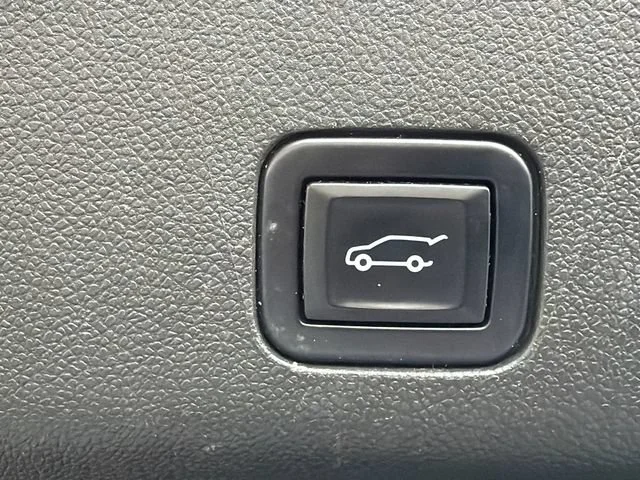 Used 2022 Summit White GMC AT4 image 19