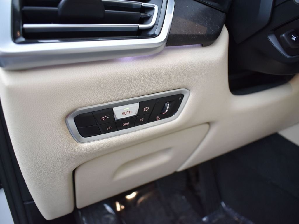 Used 2022 White Metallic BMW sDrive40i image 11