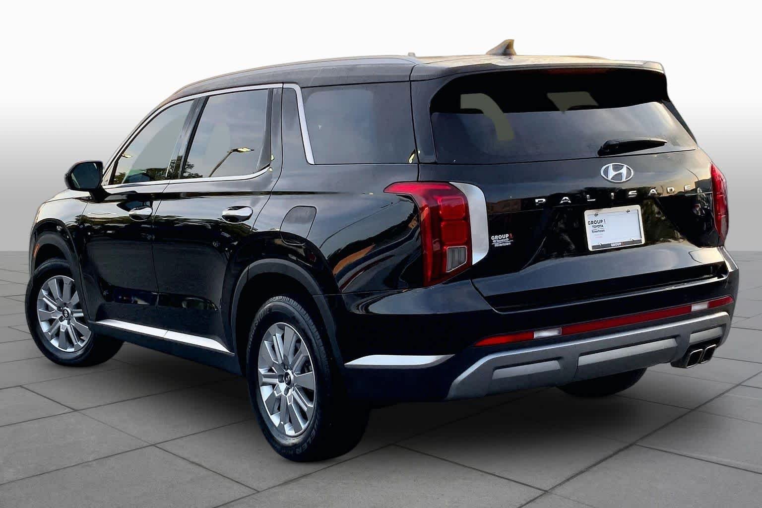 Used 2024 Abyss Black Pearl Hyundai SEL 7P image 11