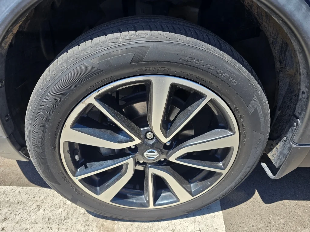 Used 2018 Caspian Blue Nissan SL image 9