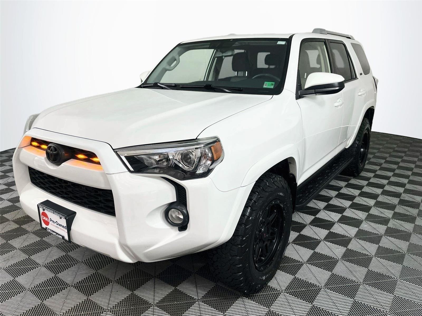Used 2018 Super White Toyota SR5 image 3