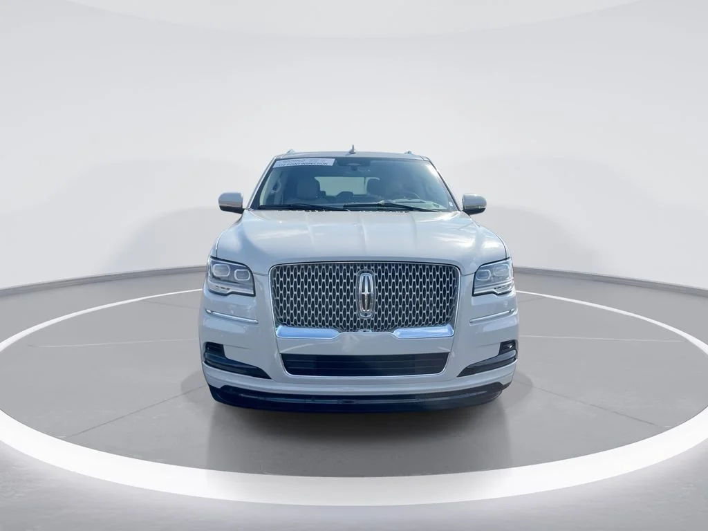 Used 2024 White Lincoln Reserve image 3