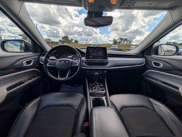 Used 2022  Jeep Latitude image 12