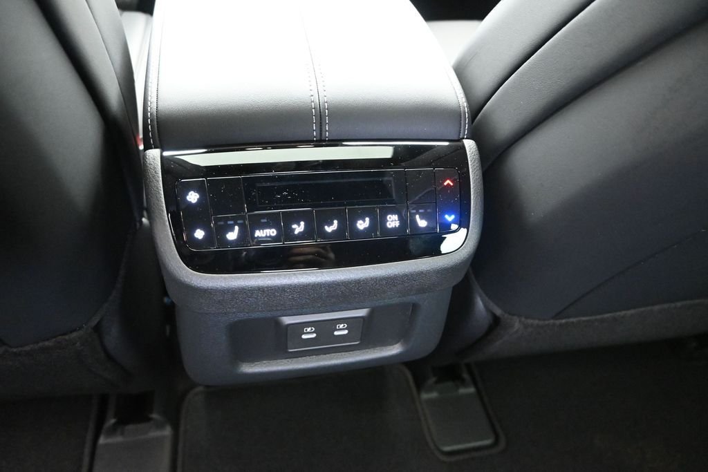 New 2027 2T RAD WHT INFINITI Sport AWD image 19