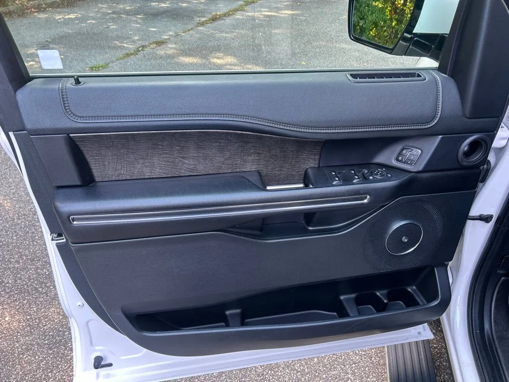 Used 2019  Ford Limited image 15