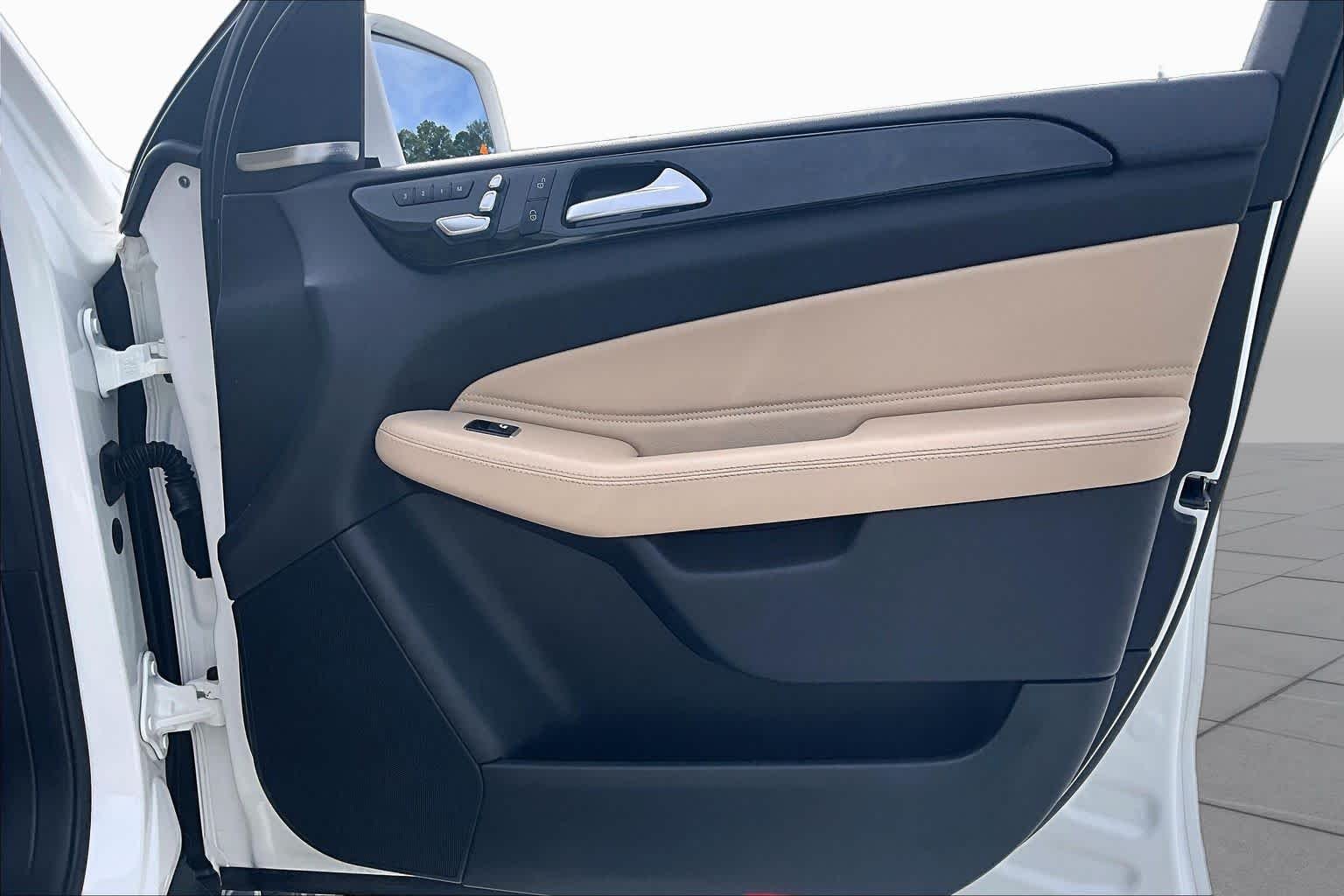 Used 2019 Polar White Mercedes-Benz GLS 450 image 23