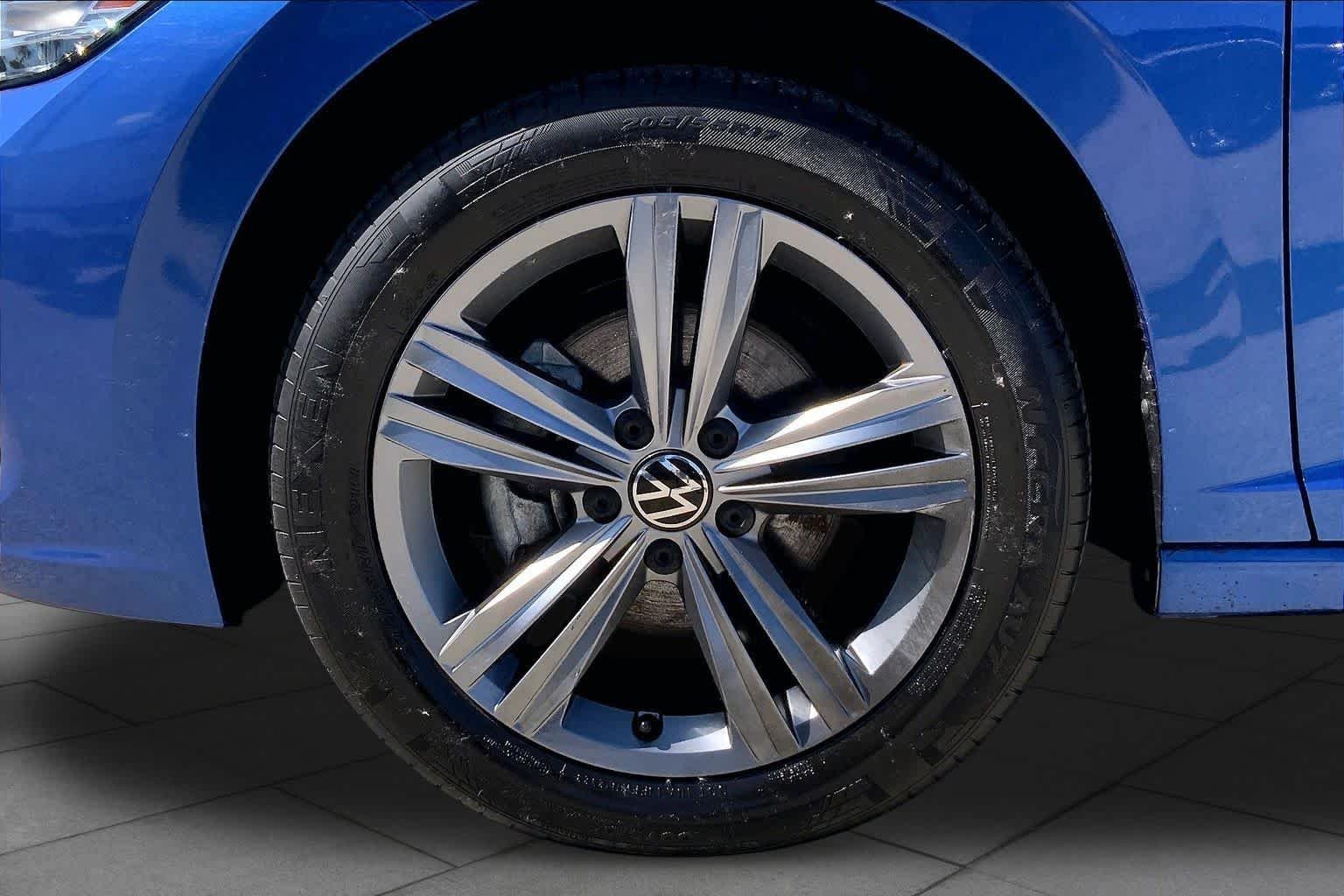 Used 2024 Rising Blue Metallic Volkswagen SE image 11