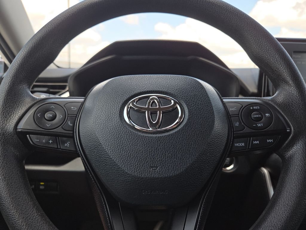 Used 2020 White Toyota XLE image 23