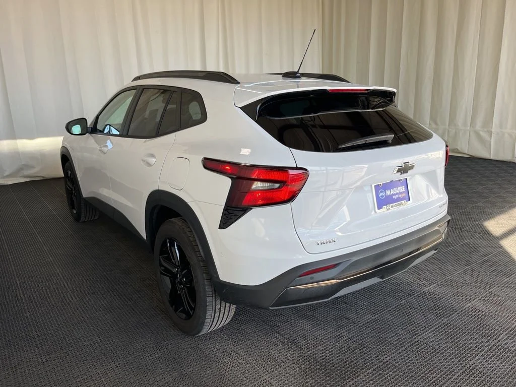 New 2025 Summit White Chevrolet ACTIV image 26