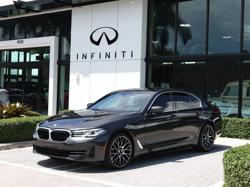 Used 2021 Gray BMW 530i xDrive image 1