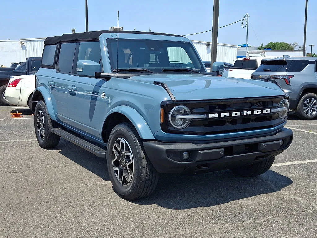 Used 2022  Ford Outer Banks image 2