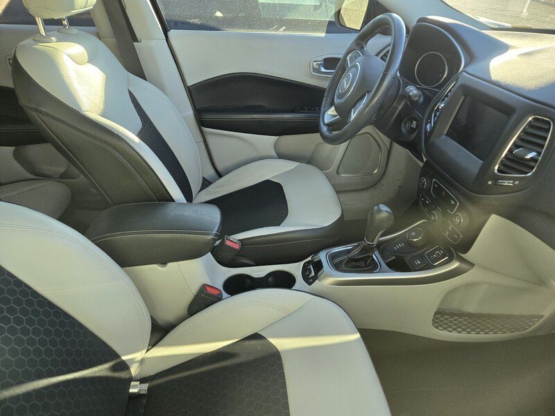 Used 2018 Blue Pearl JEEP LATITUDE 4X4 image 3