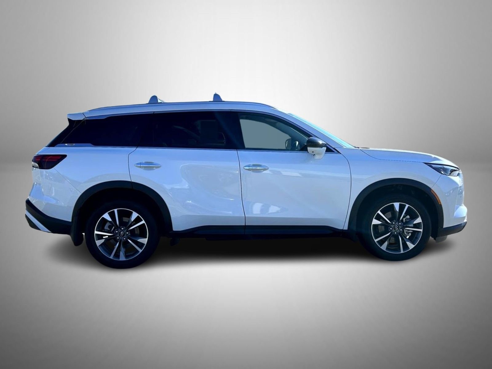 Used 2025 White INFINITI LUXE image 4